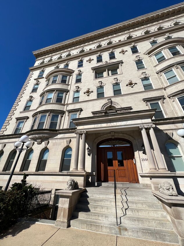 Primary Photo - Amazing Building, More Amazing Location