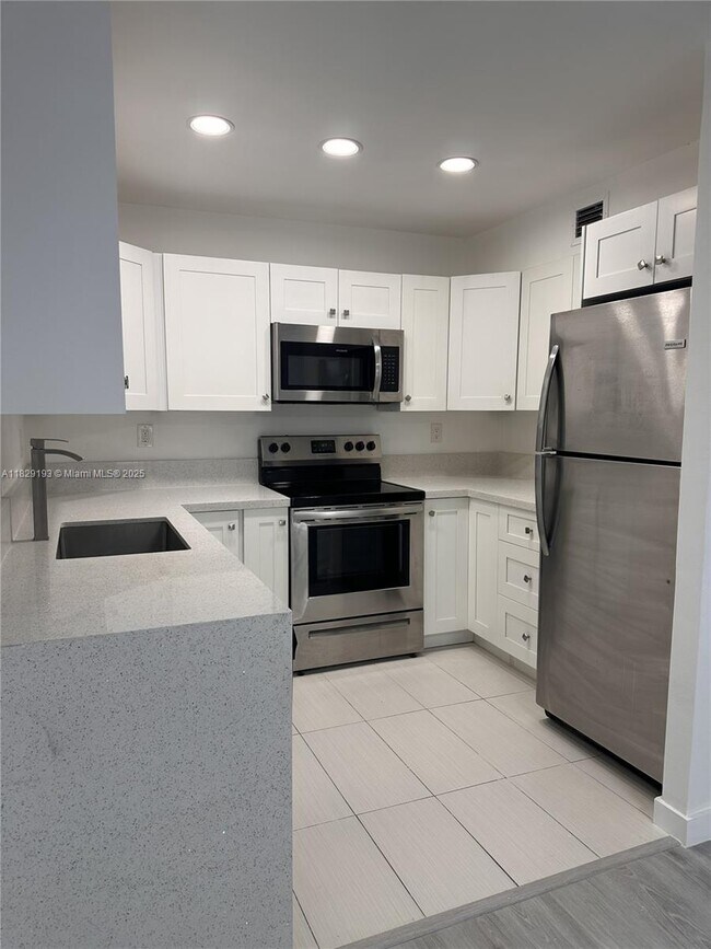 Building Photo - 9301 SW 92nd Ave