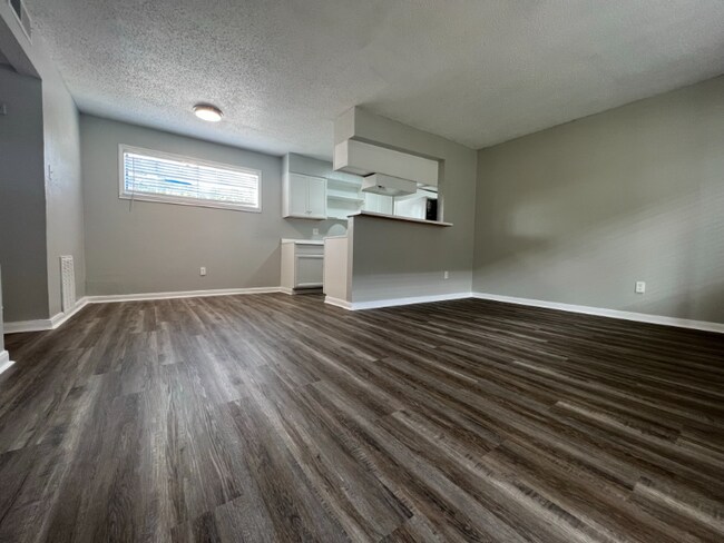 Building Photo - 2120 Strawberry Rd