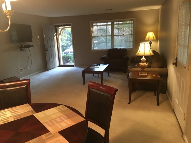 Building Photo - 109 Country Club Dr