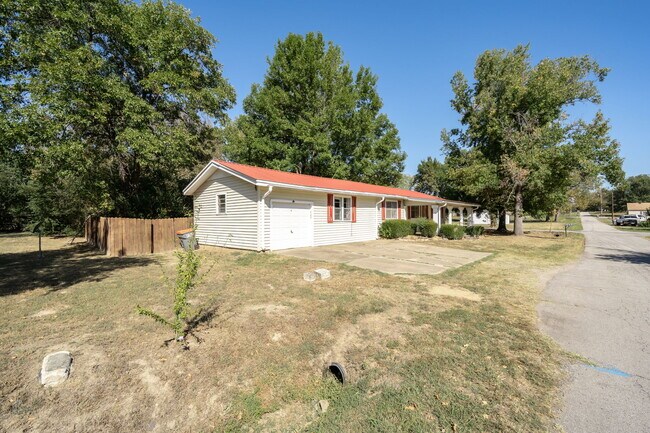 Building Photo - 531 Fern St