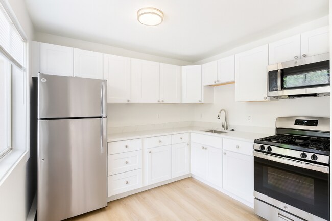 Foto del edificio - 4465 MacArthur Blvd NW