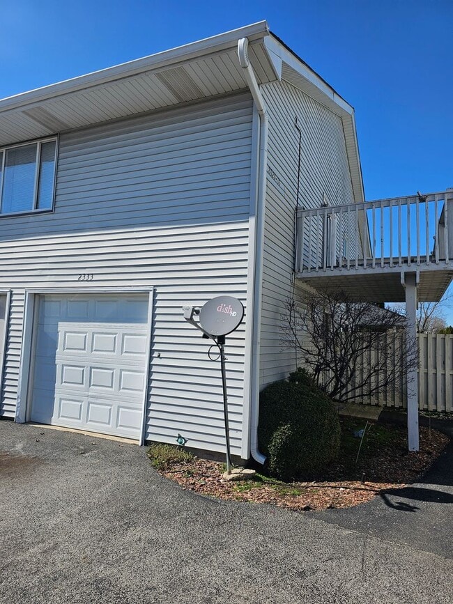 Building Photo - 2 bd 1 ba townhome Crest Hill totally redone!
