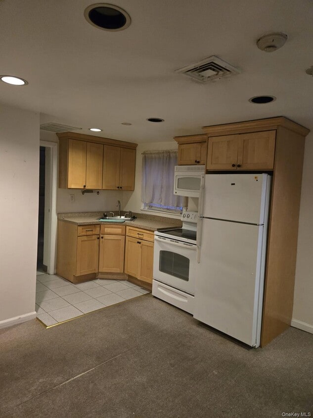 Building Photo - 747 W Nyack Rd