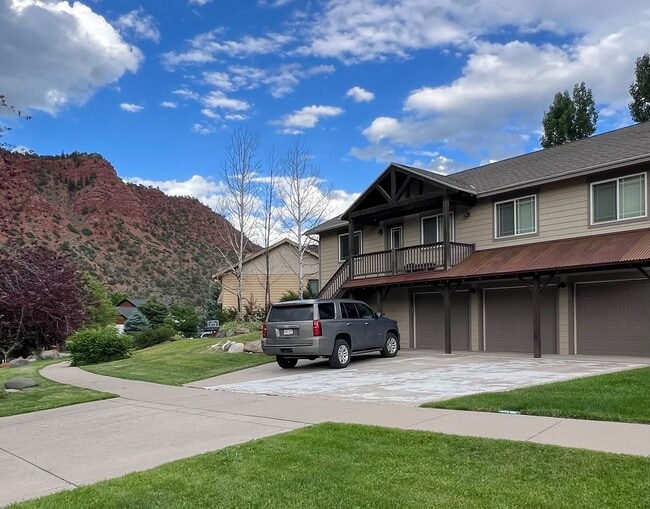 Building Photo - Three Bedroom Two Bath In Park East Subdivision