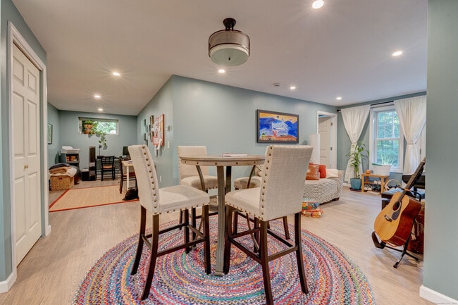 Área de comedor - 404 Bassetts Bridge Rd