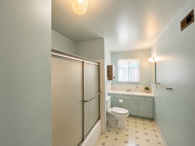 Building Photo - 1351 Oakwood Ct