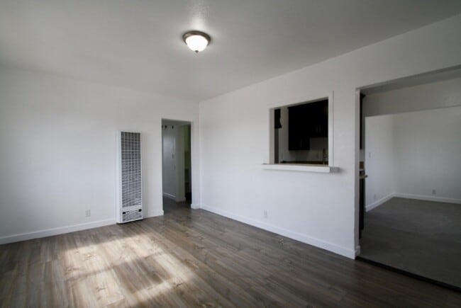 Building Photo - 10705 S Figueroa St