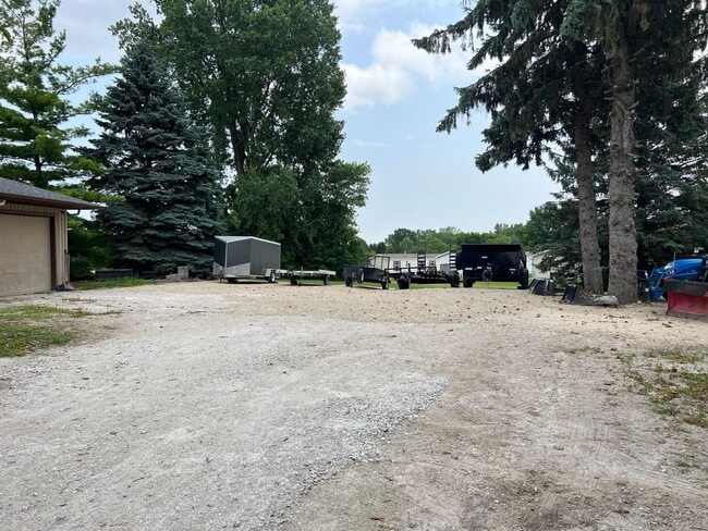 Building Photo - W210N11785 Hilltop Dr