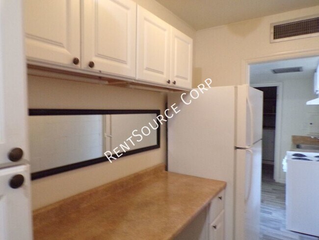Building Photo - 1 Bedroom 1 Bath Condo for Lease in Barstow