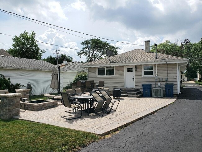 Building Photo - 541 W Belden Ave