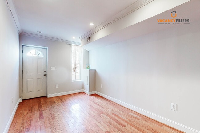 Building Photo - 3 bed renovated townhouse in Fells Point! ...