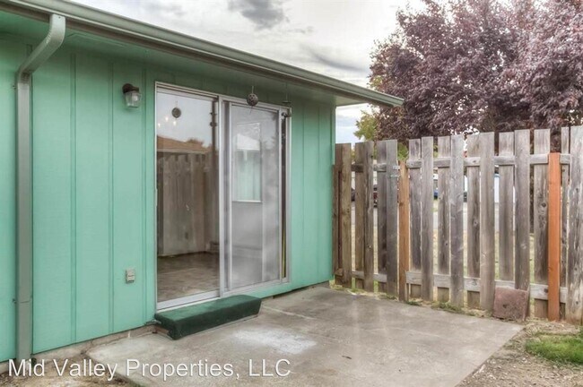 Building Photo - 4253-4255 Madrona Way SE