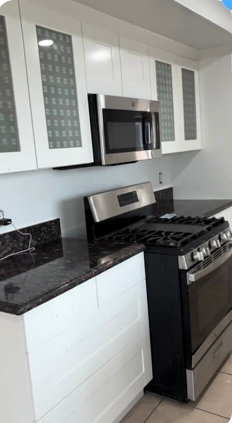 Kitchen Range - 2187 Trafalgar Ave