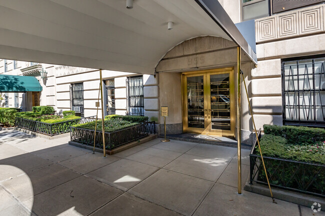 Entrance - 955 Fifth Ave