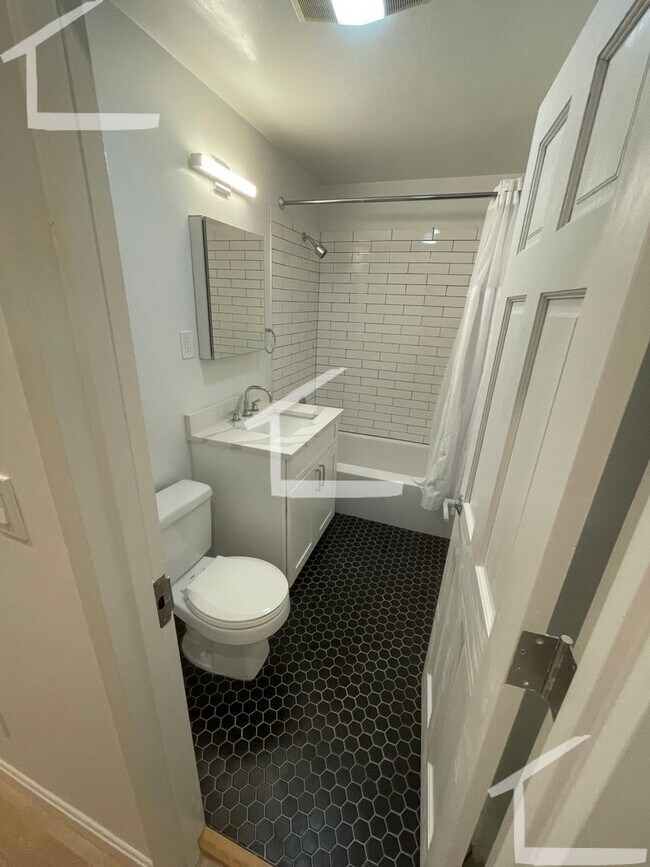 Building Photo - Charming 3 Bedroom-No Broker Fee