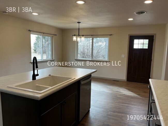 Building Photo - NEWLY RENOVATED COUNTRY SINGLE FAMILY PROP...