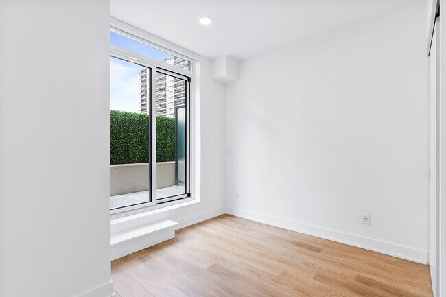 Building Photo - 200 Redpath Ave