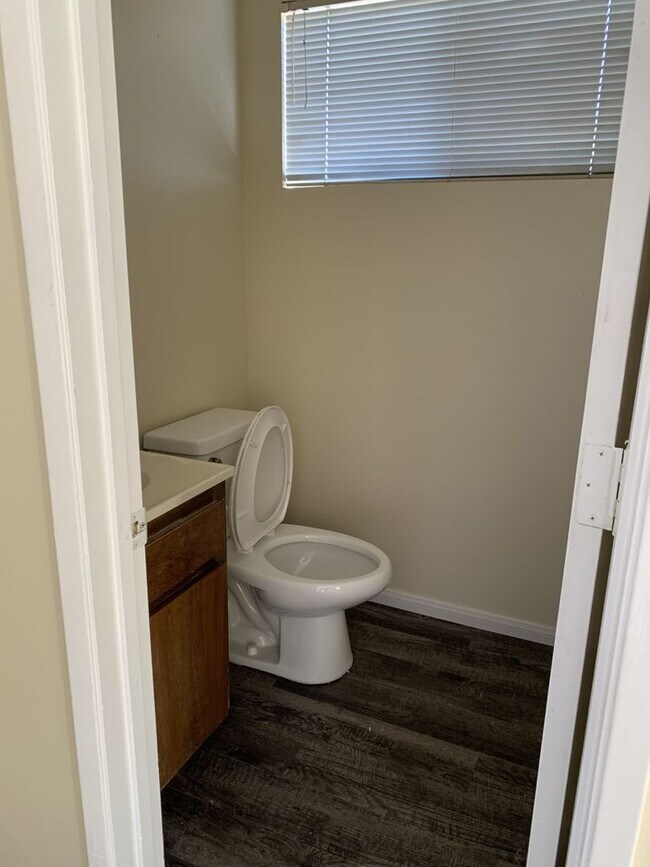 Foto del edificio - AVAILABLE NOW