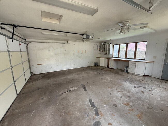 Foto del edificio - For Rent: Spacious 4-Bedroom Home in Moline, IL – $1,750/month