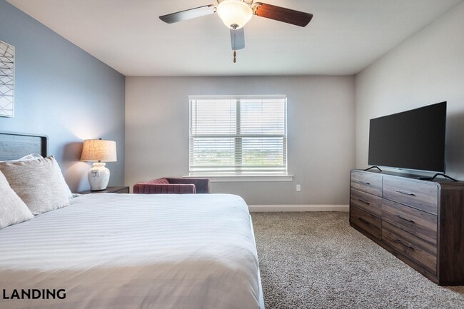 Building Photo - 305 Laredo Dr