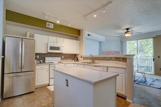 Building Photo - Beautiful 2bed/2bath/1car garage in Louisv...