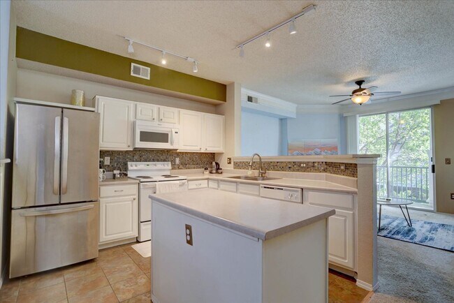 Foto del edificio - Beautiful 2bed/2bath/1car garage in Louisv...