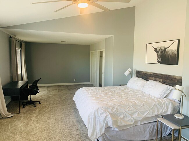 Foto del edificio - Furnished 4-Bedroom Summerlin home with pool