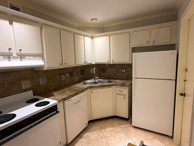 Building Photo - 136 NE 19th Ct