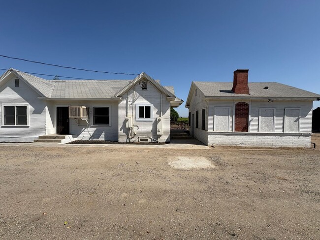 Building Photo - Spacious Country Home Located in Dinuba co...