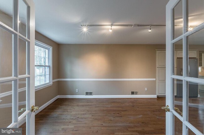 Building Photo - 1335 MacBeth St