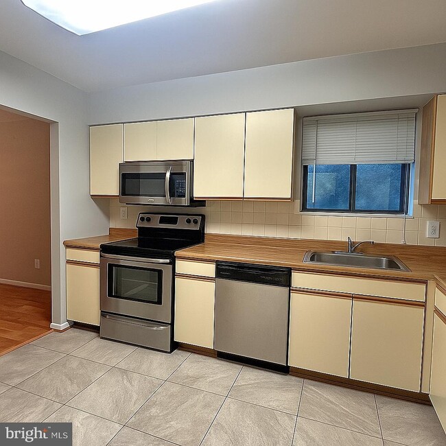 Building Photo - 7202 Rockland Hills Dr