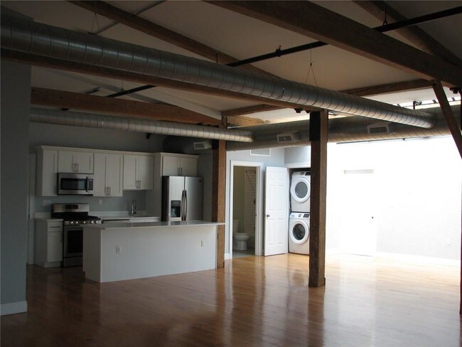 Foto del edificio - 396 Roosevelt Ave