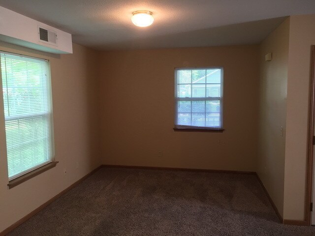 Foto del edificio - Pre-Leasing for 26/27 School Year