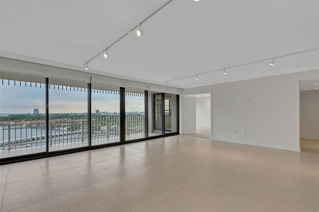 Foto del edificio - 3 Grove Isle Dr