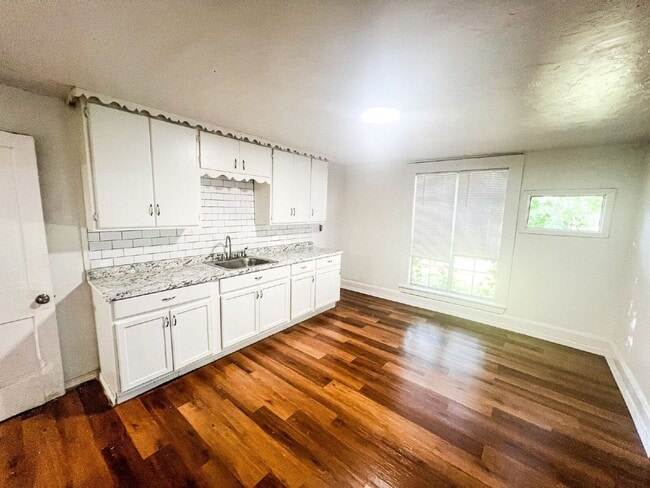 Building Photo - 307 S Rosehill Ave
