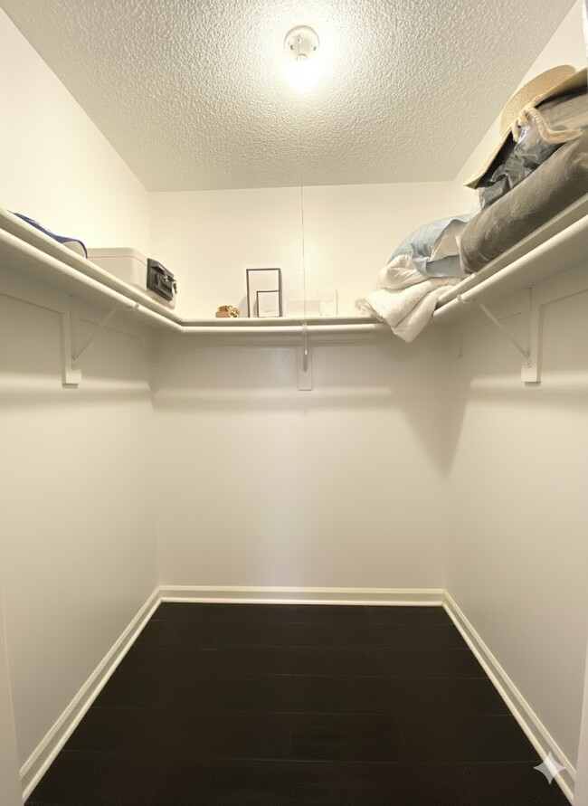 Building Photo - 620 W Hyde Park Blvd