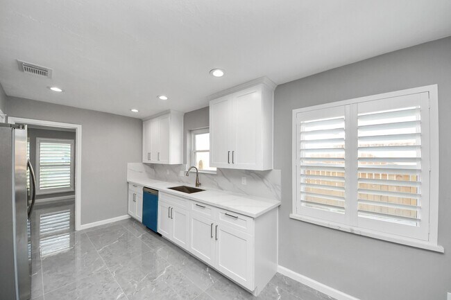 Building Photo - 9222 Sharpview Dr