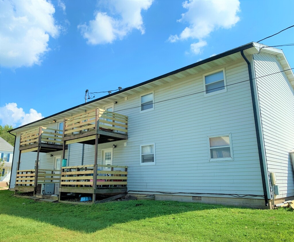 1426 9th St, Charleston, IL 61920 Apartments in Charleston, IL