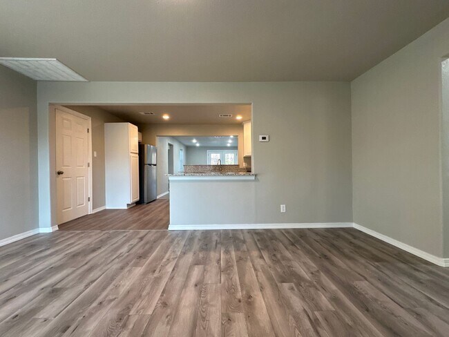 Building Photo - Fully Remodeled 4 Bed / 2 Bath Home in For...