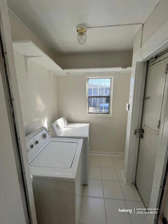 Building Photo - 1110 W 92nd St