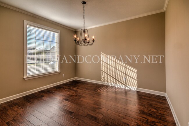 Building Photo - 4684 Ravencrest Cv N