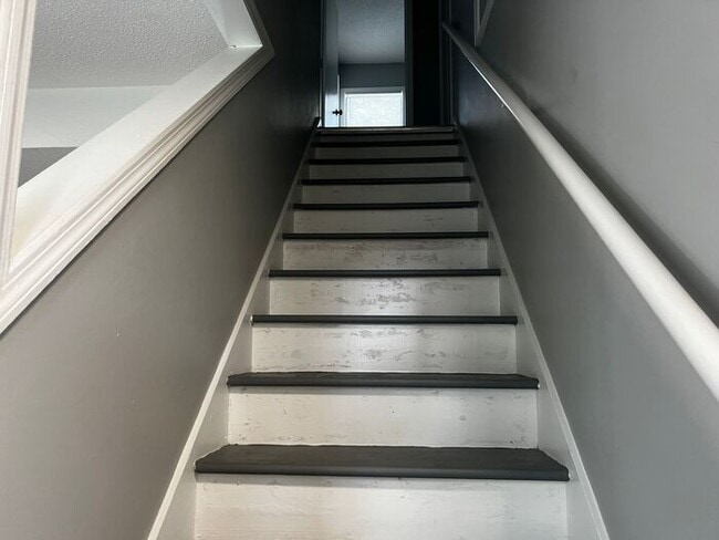 Building Photo - *NEWLY RENOVATED* 3 Bedroom Townhouse in D...