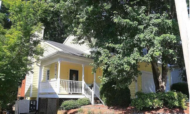 Foto del edificio - Charming 3 Bedroom w/2 Car Garage!