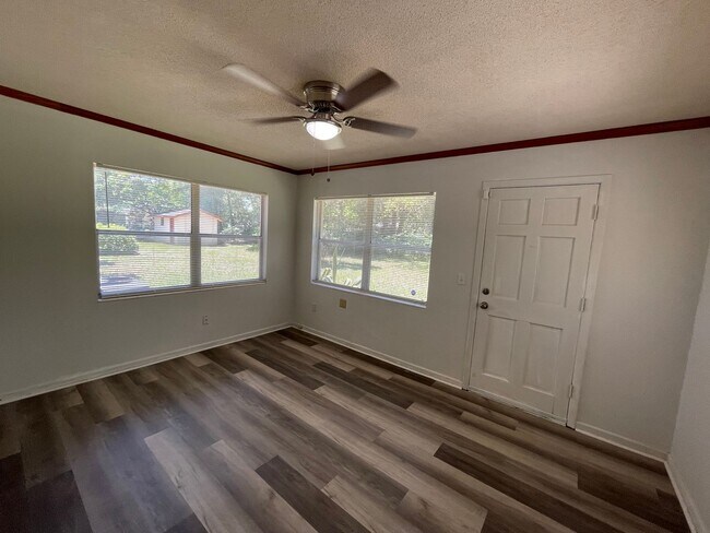 Building Photo - Beautiful 3 Bedroom, 1.5 Bathroom Home in ...