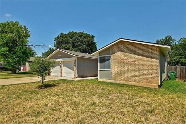 Building Photo - 906 Cactus Dr
