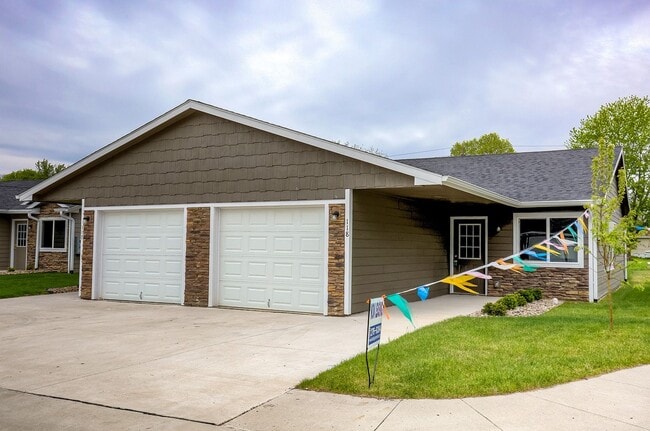 Interior Photo - Twin Eagles by Kading