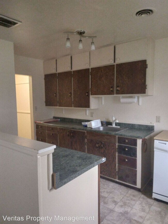 Building Photo - 2 br, 1 bath House - 2 bedroom with large ...