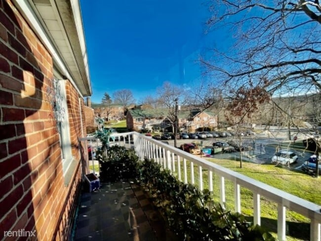 Building Photo - 1 br, 1 bath Townhome - 179 White Plains R...