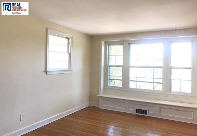 Building Photo - 2407 Fairhill Dr